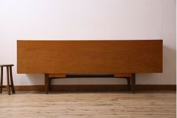 北欧家具　チーク材製　G-plan(ジープラン)　Fresco(フレスコ)　スタイリッシュな脚付きサイドボード