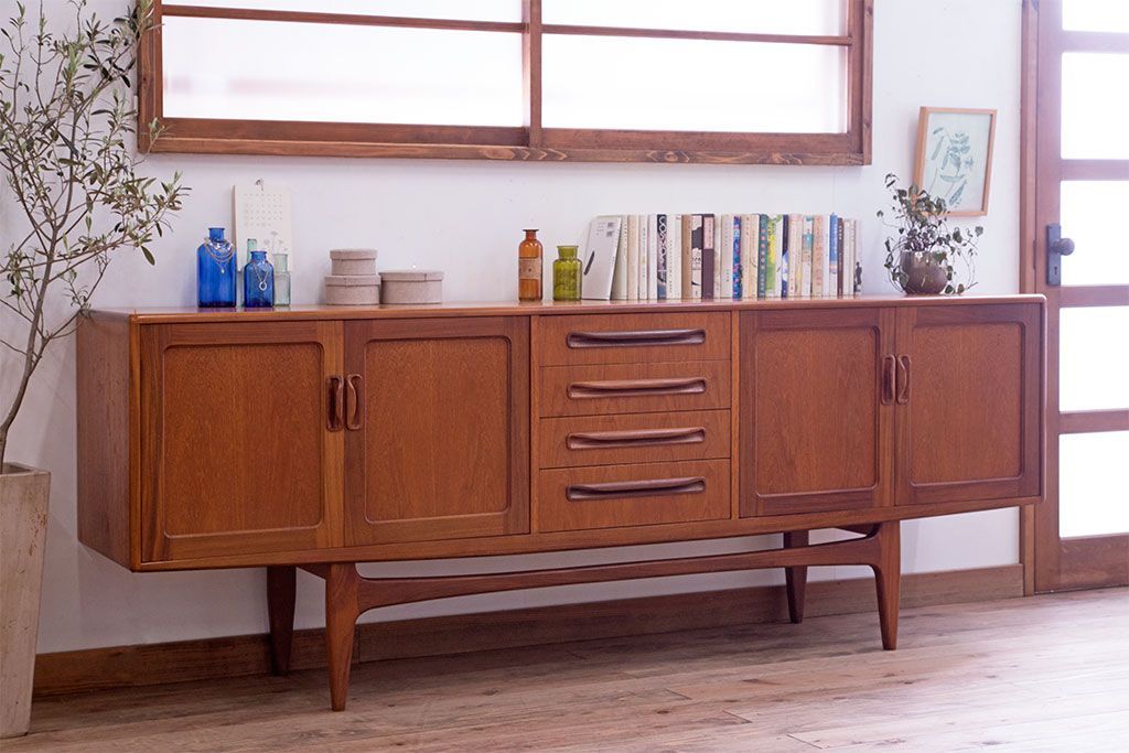 北欧家具 チーク材製 G-plan(ジープラン) Fresco(フレスコ) スタイリッシュな脚付きサイドボード