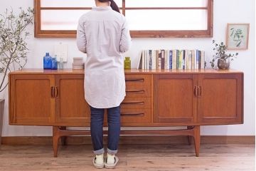 北欧家具 チーク材製 G-plan(ジープラン) Fresco(フレスコ) スタイリッシュな脚付きサイドボード