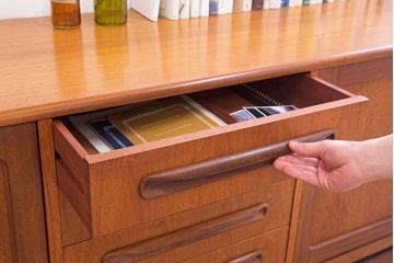 北欧家具 チーク材製 G-plan(ジープラン) Fresco(フレスコ) スタイリッシュな脚付きサイドボード