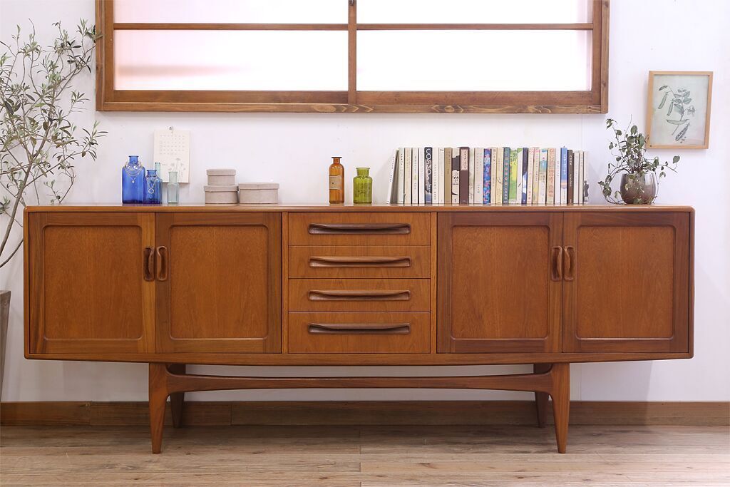 北欧家具 チーク材製 G-plan(ジープラン) Fresco(フレスコ) スタイリッシュな脚付きサイドボード