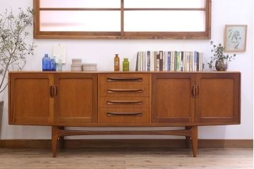 北欧家具 チーク材製 G-plan(ジープラン) Fresco(フレスコ) スタイリッシュな脚付きサイドボード