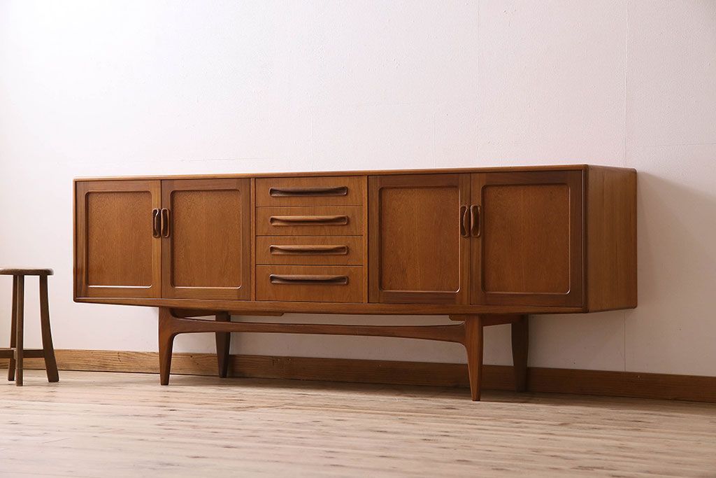 北欧家具 チーク材製 G-plan(ジープラン) Fresco(フレスコ) スタイリッシュな脚付きサイドボード