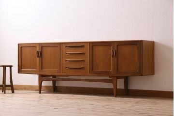 北欧家具 チーク材製 G-plan(ジープラン) Fresco(フレスコ) スタイリッシュな脚付きサイドボード