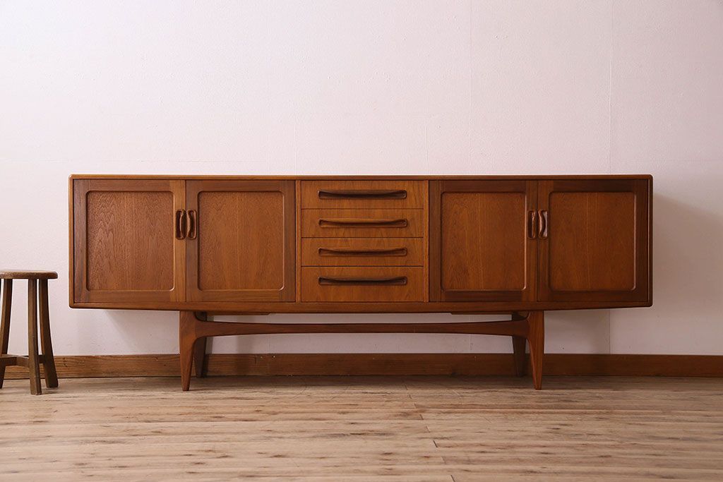 北欧家具 チーク材製 G-plan(ジープラン) Fresco(フレスコ) スタイリッシュな脚付きサイドボード