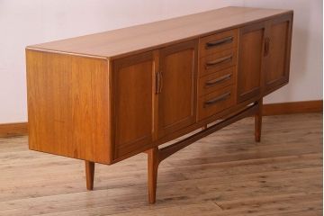 北欧家具 チーク材製 G-plan(ジープラン) Fresco(フレスコ) スタイリッシュな脚付きサイドボード