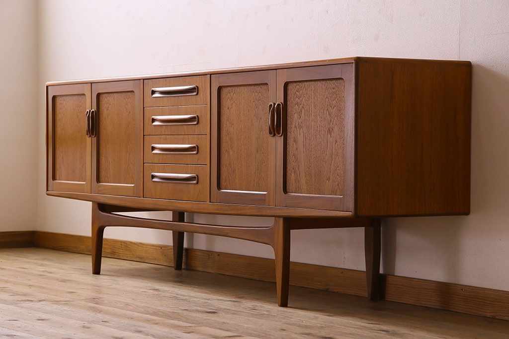 北欧家具 チーク材製 G-plan(ジープラン) Fresco(フレスコ) スタイリッシュな脚付きサイドボード