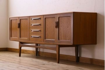 北欧家具 チーク材製 G-plan(ジープラン) Fresco(フレスコ) スタイリッシュな脚付きサイドボード