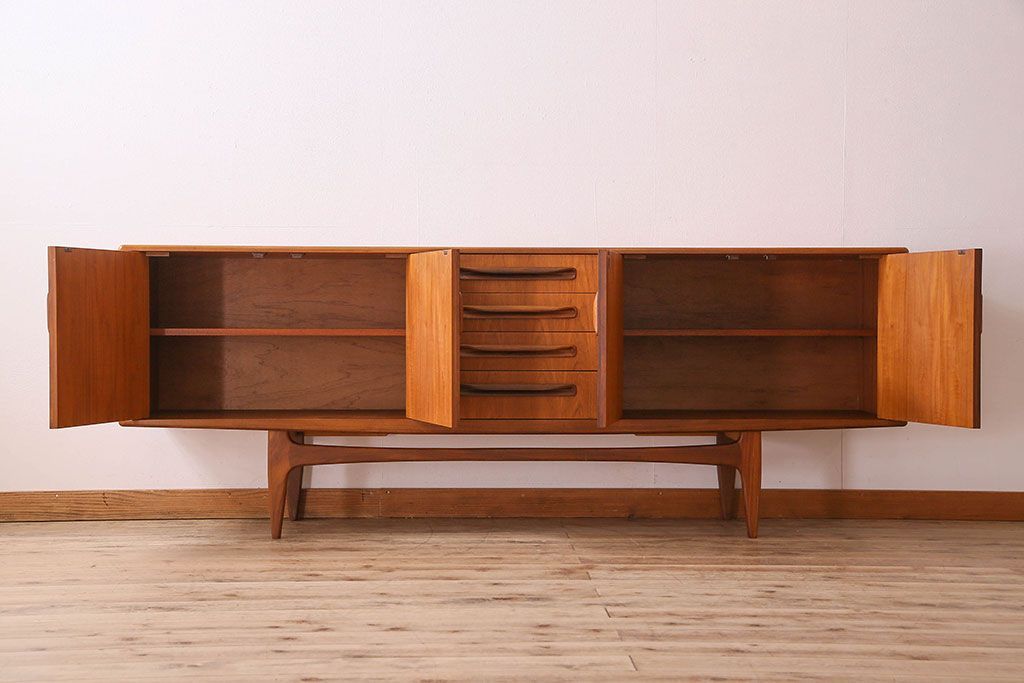 北欧家具 チーク材製 G-plan(ジープラン) Fresco(フレスコ) スタイリッシュな脚付きサイドボード