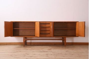 北欧家具 チーク材製 G-plan(ジープラン) Fresco(フレスコ) スタイリッシュな脚付きサイドボード