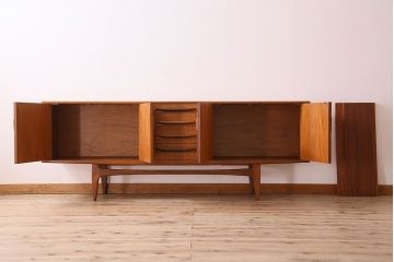 北欧家具 チーク材製 G-plan(ジープラン) Fresco(フレスコ) スタイリッシュな脚付きサイドボード