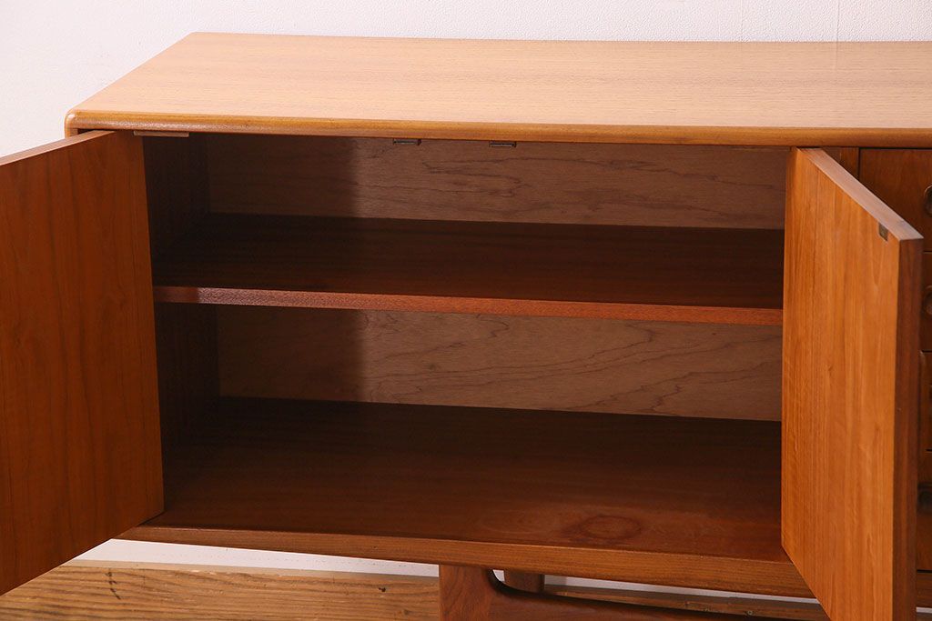 北欧家具 チーク材製 G-plan(ジープラン) Fresco(フレスコ) スタイリッシュな脚付きサイドボード