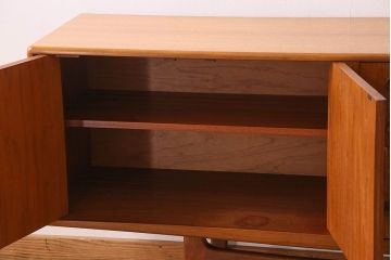 北欧家具 チーク材製 G-plan(ジープラン) Fresco(フレスコ) スタイリッシュな脚付きサイドボード