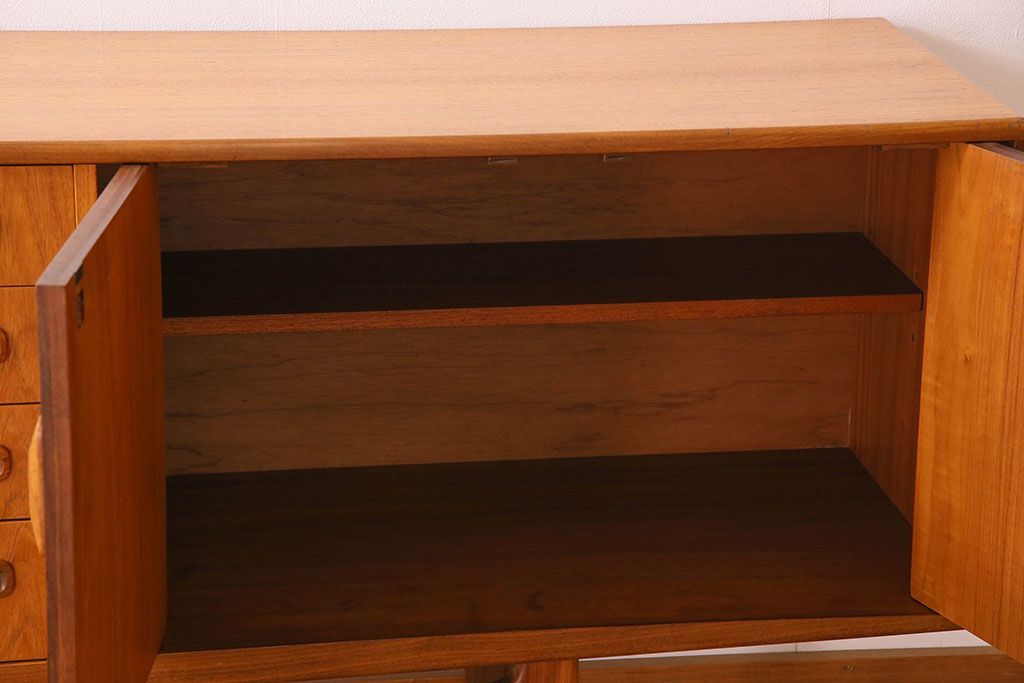 北欧家具 チーク材製 G-plan(ジープラン) Fresco(フレスコ) スタイリッシュな脚付きサイドボード