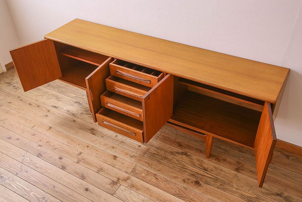 北欧家具 チーク材製 G-plan(ジープラン) Fresco(フレスコ) スタイリッシュな脚付きサイドボード