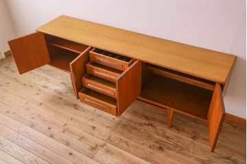 北欧家具 チーク材製 G-plan(ジープラン) Fresco(フレスコ) スタイリッシュな脚付きサイドボード