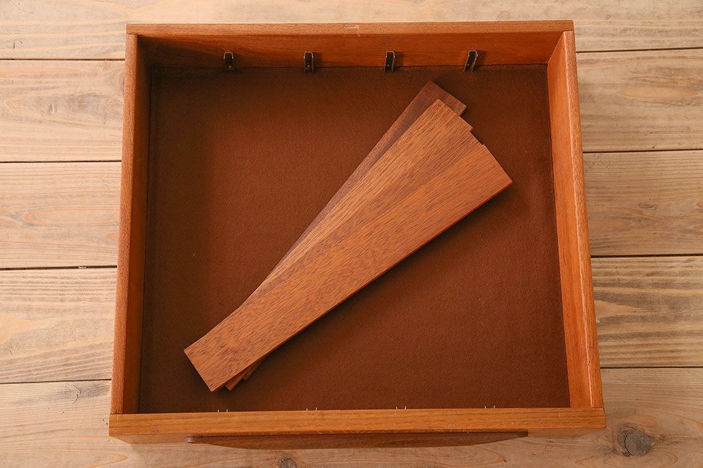 北欧家具 チーク材製 G-plan(ジープラン) Fresco(フレスコ) スタイリッシュな脚付きサイドボード