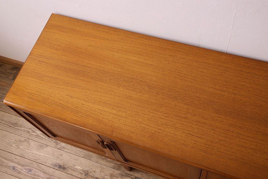 北欧家具 チーク材製 G-plan(ジープラン) Fresco(フレスコ) スタイリッシュな脚付きサイドボード