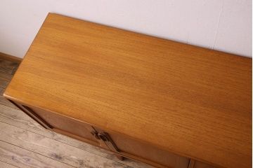 北欧家具 チーク材製 G-plan(ジープラン) Fresco(フレスコ) スタイリッシュな脚付きサイドボード