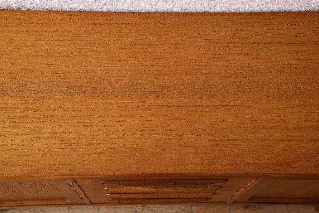 北欧家具 チーク材製 G-plan(ジープラン) Fresco(フレスコ) スタイリッシュな脚付きサイドボード