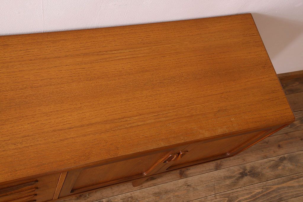 北欧家具 チーク材製 G-plan(ジープラン) Fresco(フレスコ) スタイリッシュな脚付きサイドボード