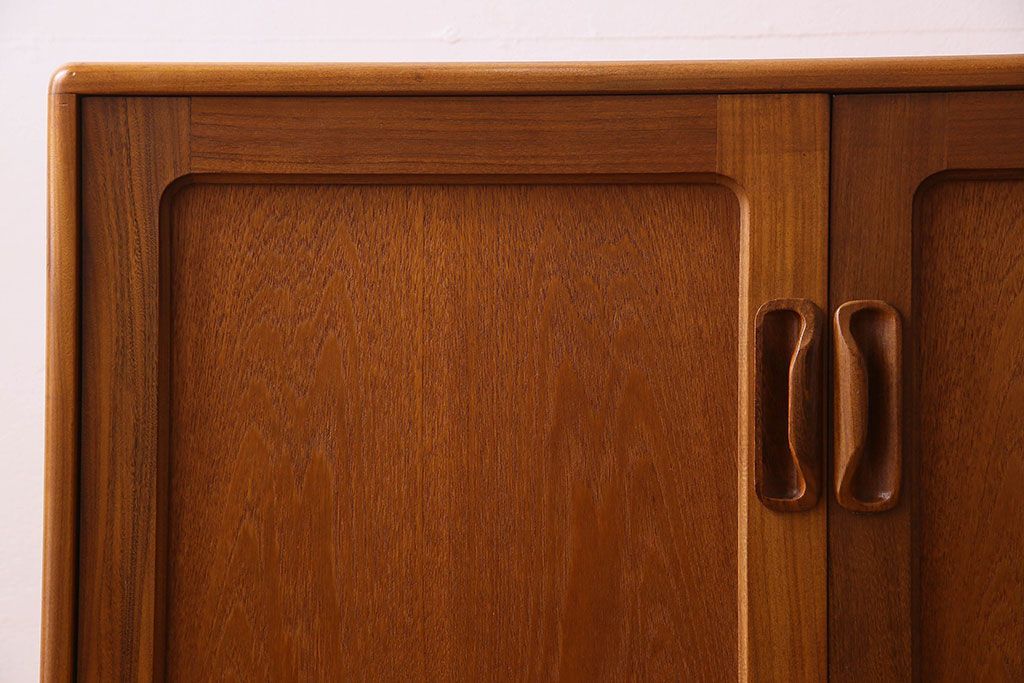 北欧家具 チーク材製 G-plan(ジープラン) Fresco(フレスコ) スタイリッシュな脚付きサイドボード