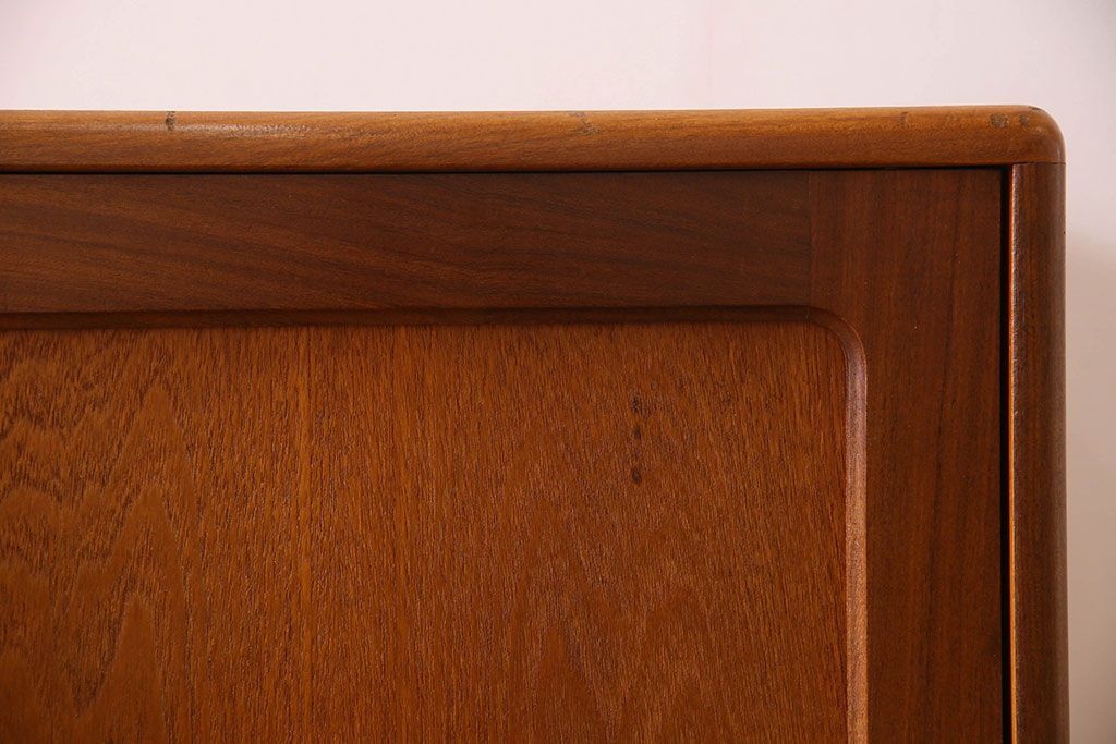 北欧家具 チーク材製 G-plan(ジープラン) Fresco(フレスコ) スタイリッシュな脚付きサイドボード