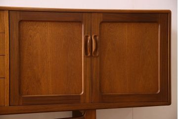 北欧家具 チーク材製 G-plan(ジープラン) Fresco(フレスコ) スタイリッシュな脚付きサイドボード