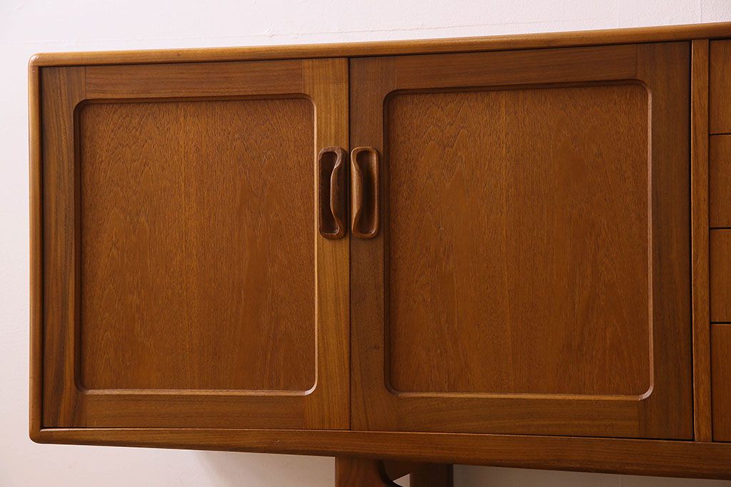 北欧家具 チーク材製 G-plan(ジープラン) Fresco(フレスコ) スタイリッシュな脚付きサイドボード