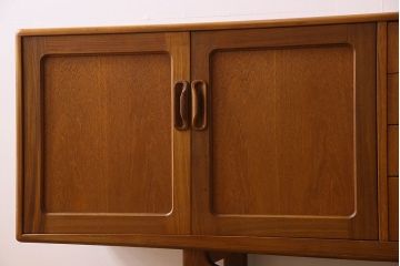 北欧家具 チーク材製 G-plan(ジープラン) Fresco(フレスコ) スタイリッシュな脚付きサイドボード