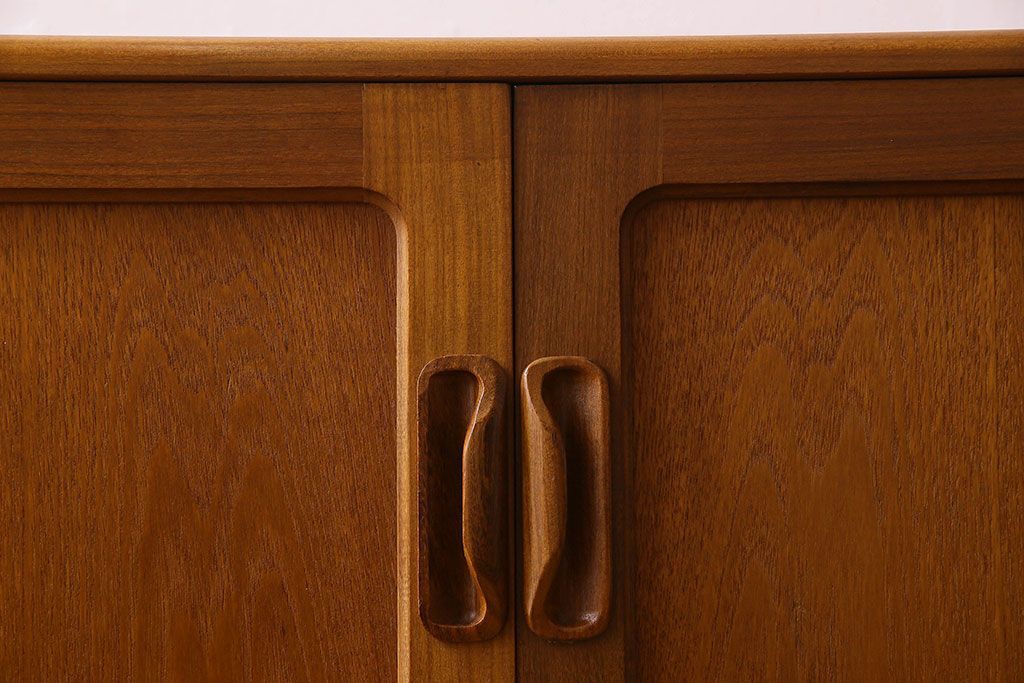 北欧家具 チーク材製 G-plan(ジープラン) Fresco(フレスコ) スタイリッシュな脚付きサイドボード