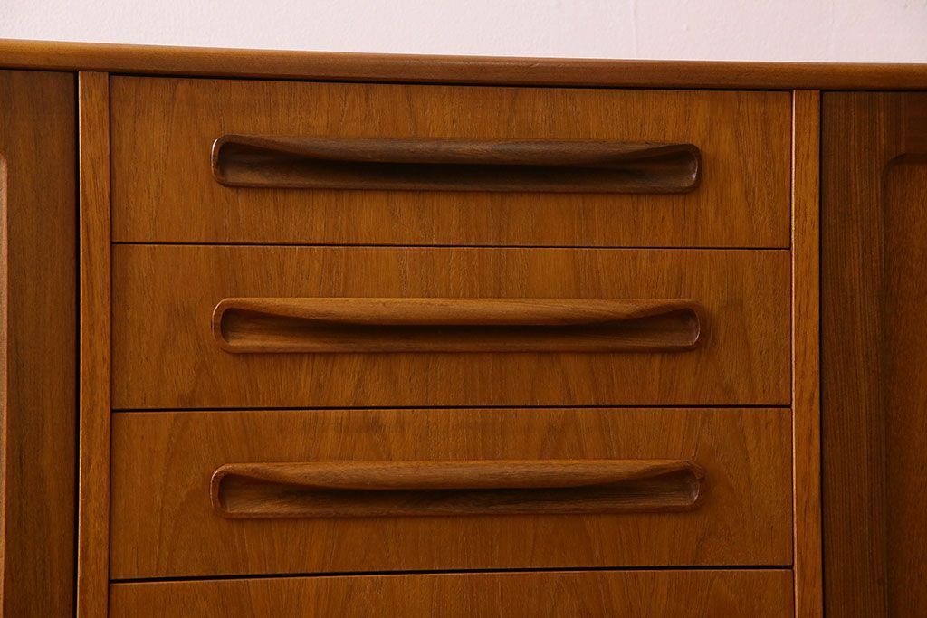 北欧家具 チーク材製 G-plan(ジープラン) Fresco(フレスコ) スタイリッシュな脚付きサイドボード