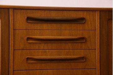 北欧家具 チーク材製 G-plan(ジープラン) Fresco(フレスコ) スタイリッシュな脚付きサイドボード