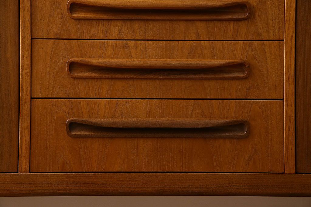 北欧家具 チーク材製 G-plan(ジープラン) Fresco(フレスコ) スタイリッシュな脚付きサイドボード