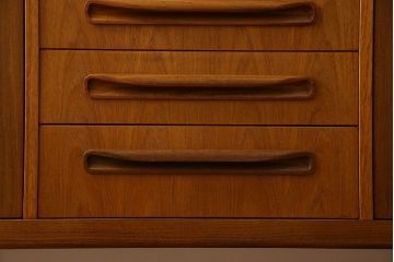 北欧家具 チーク材製 G-plan(ジープラン) Fresco(フレスコ) スタイリッシュな脚付きサイドボード