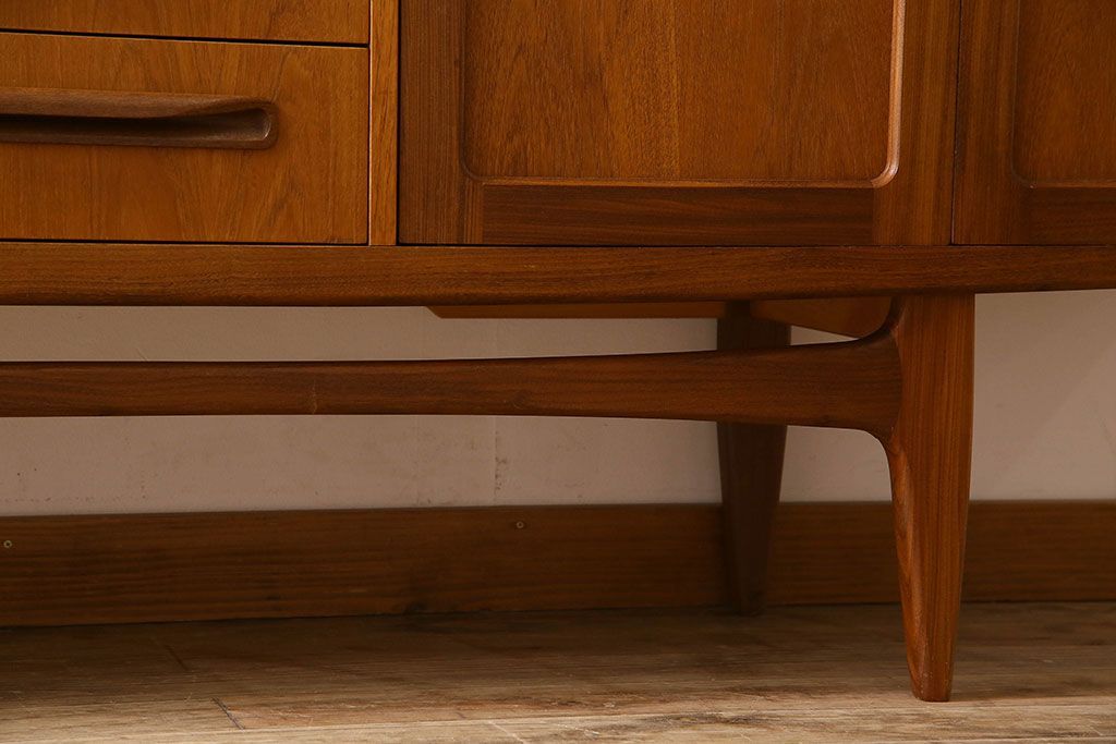 北欧家具 チーク材製 G-plan(ジープラン) Fresco(フレスコ) スタイリッシュな脚付きサイドボード