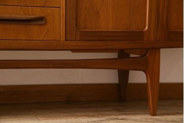 北欧家具 チーク材製 G-plan(ジープラン) Fresco(フレスコ) スタイリッシュな脚付きサイドボード