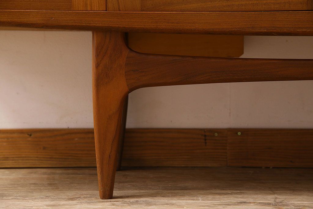 北欧家具 チーク材製 G-plan(ジープラン) Fresco(フレスコ) スタイリッシュな脚付きサイドボード