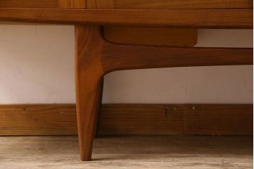 北欧家具 チーク材製 G-plan(ジープラン) Fresco(フレスコ) スタイリッシュな脚付きサイドボード