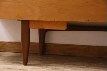 北欧家具 チーク材製 G-plan(ジープラン) Fresco(フレスコ) スタイリッシュな脚付きサイドボード