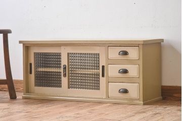 アンティーク家具　アンティークペイント　チェッカーガラスがおしゃれなローボード