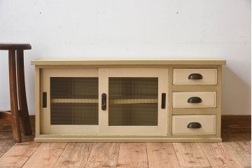 アンティーク家具　アンティークペイント　チェッカーガラスがおしゃれなローボード