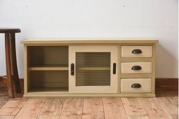 アンティーク家具　アンティークペイント　チェッカーガラスがおしゃれなローボード