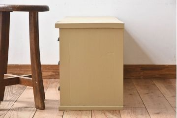 アンティーク家具　アンティークペイント　チェッカーガラスがおしゃれなローボード