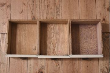 アンティーク家具　アンティークペイント　チェッカーガラスがおしゃれなローボード