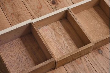 アンティーク家具　アンティークペイント　チェッカーガラスがおしゃれなローボード