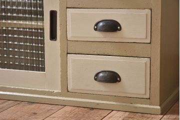 アンティーク家具　アンティークペイント　チェッカーガラスがおしゃれなローボード