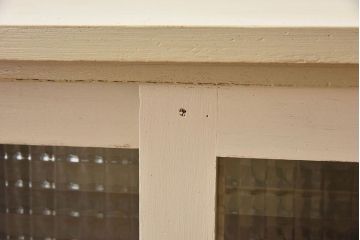 アンティーク家具　アンティークペイント　チェッカーガラスがおしゃれなローボード