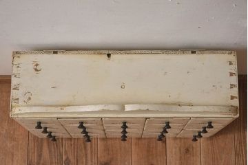 アンティーク家具　ヨーロッパアンティーク　レトロな雰囲気がかわいい小引き出し