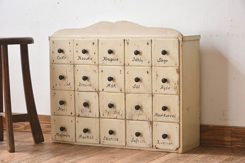 アンティーク家具　ヨーロッパアンティーク　レトロな雰囲気がかわいい小引き出し